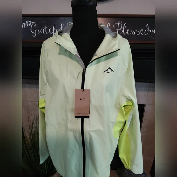 Nike Men's Light Green Jacket - Picture 2 of 12